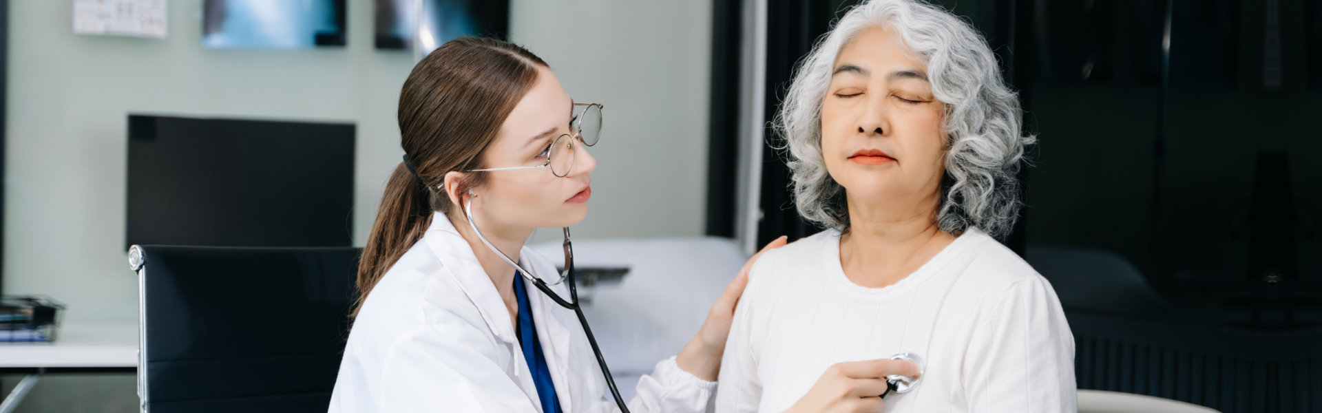 female doctor explaining diagnosis to her patient